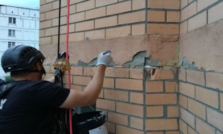 Обследование фасада здания в Ухте в октябре